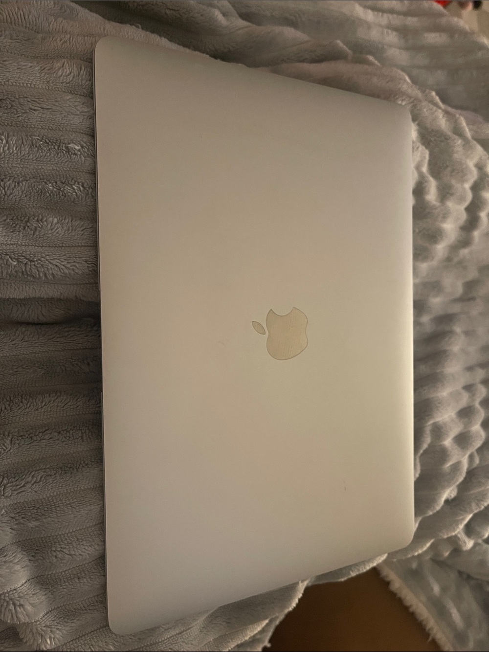 Apple Silver MacBook Laptop 1.6 GHz Dual-Core Intel Core i5 16GB 256 GB